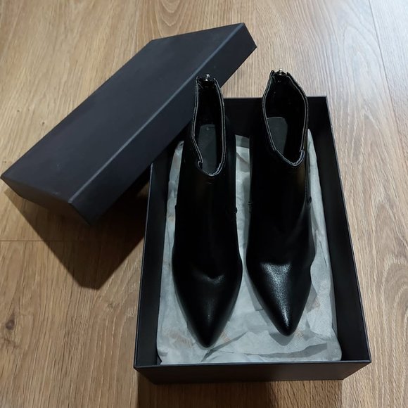 NEW!  leather heeled booties - Picture 1 of 4